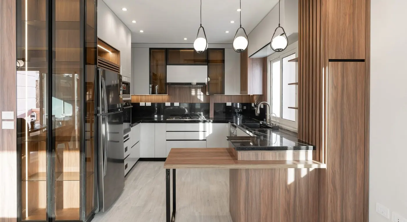 Kitchen in natural wood with a breakfast bar in the Fifth Settlement